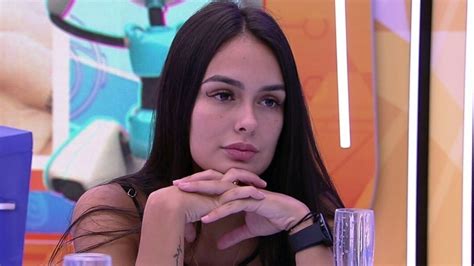 peitos larissa bbb|Larissa Santos, do BBB 23, deixa parte dos seios escaparem de。